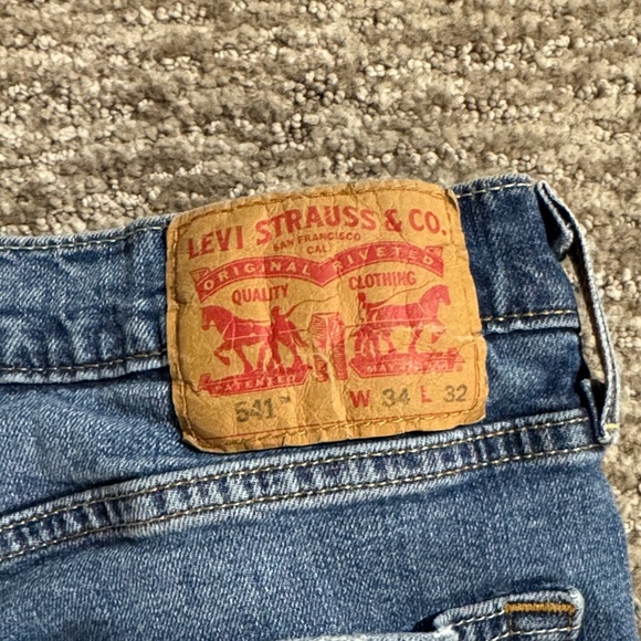 Classic Levis Blue Denim Jeans - Picture 3 of 5